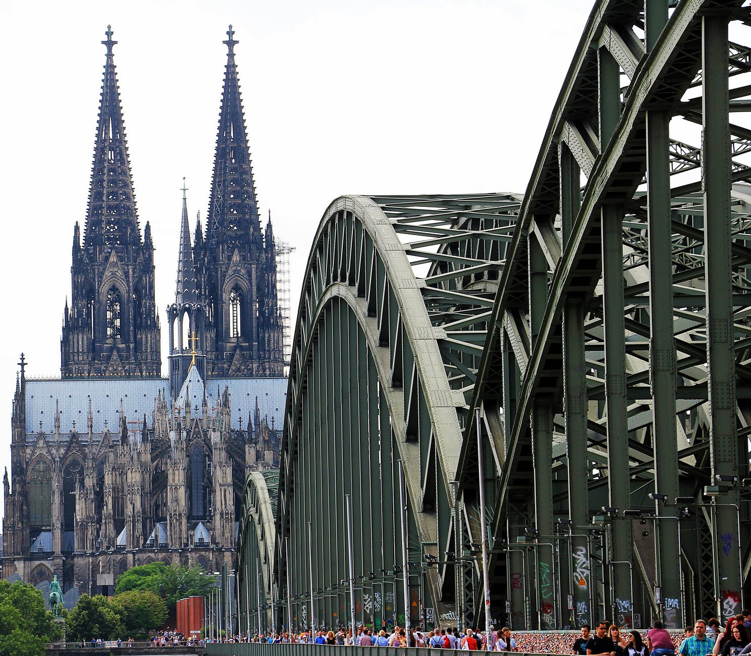 cologne-cathedral-hohenzollern-bridge-love-locks-arch-161026.jpeg